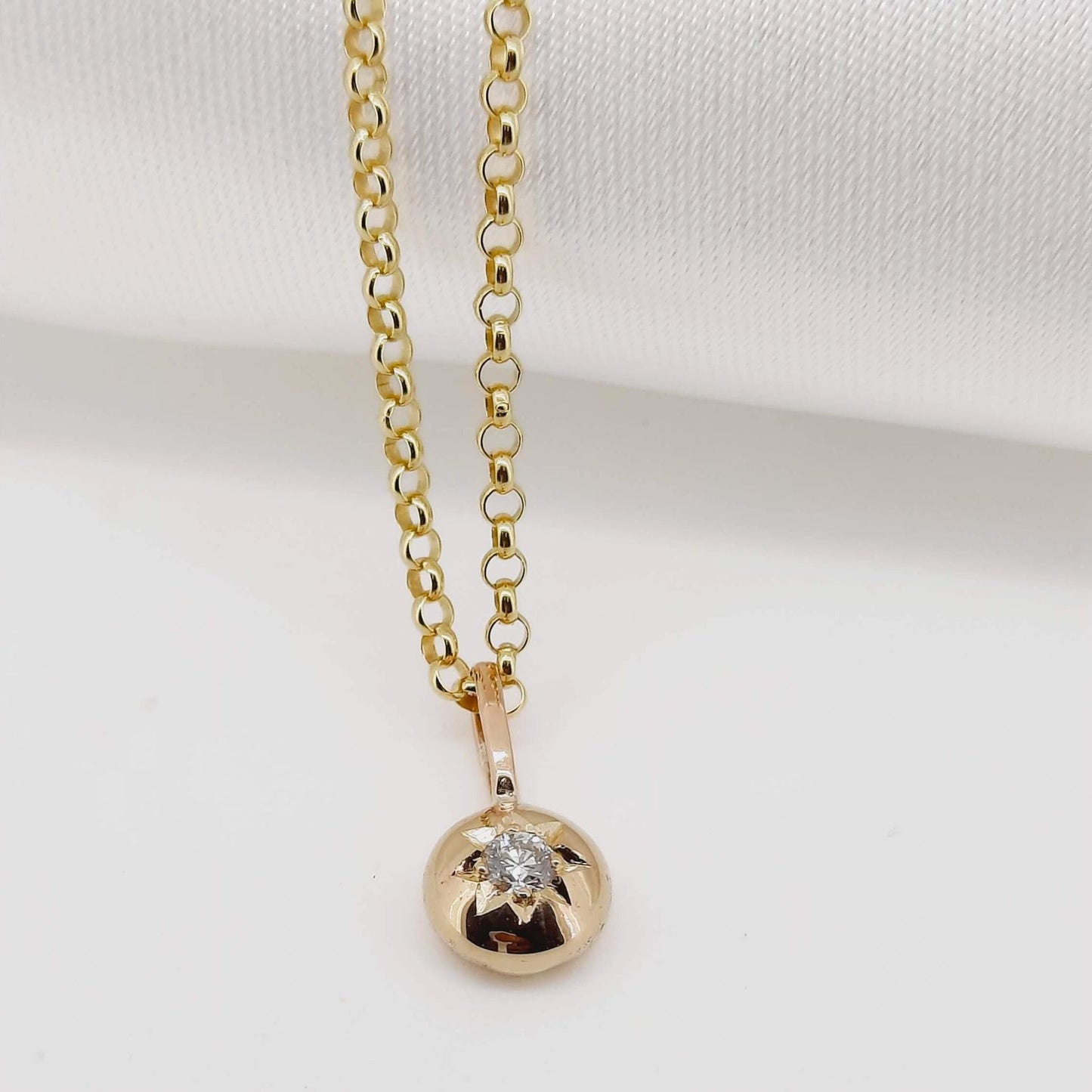 NAOMI SCHWARTZ | 9K YELLOW GOLD DIAMOND DOT PENDANT