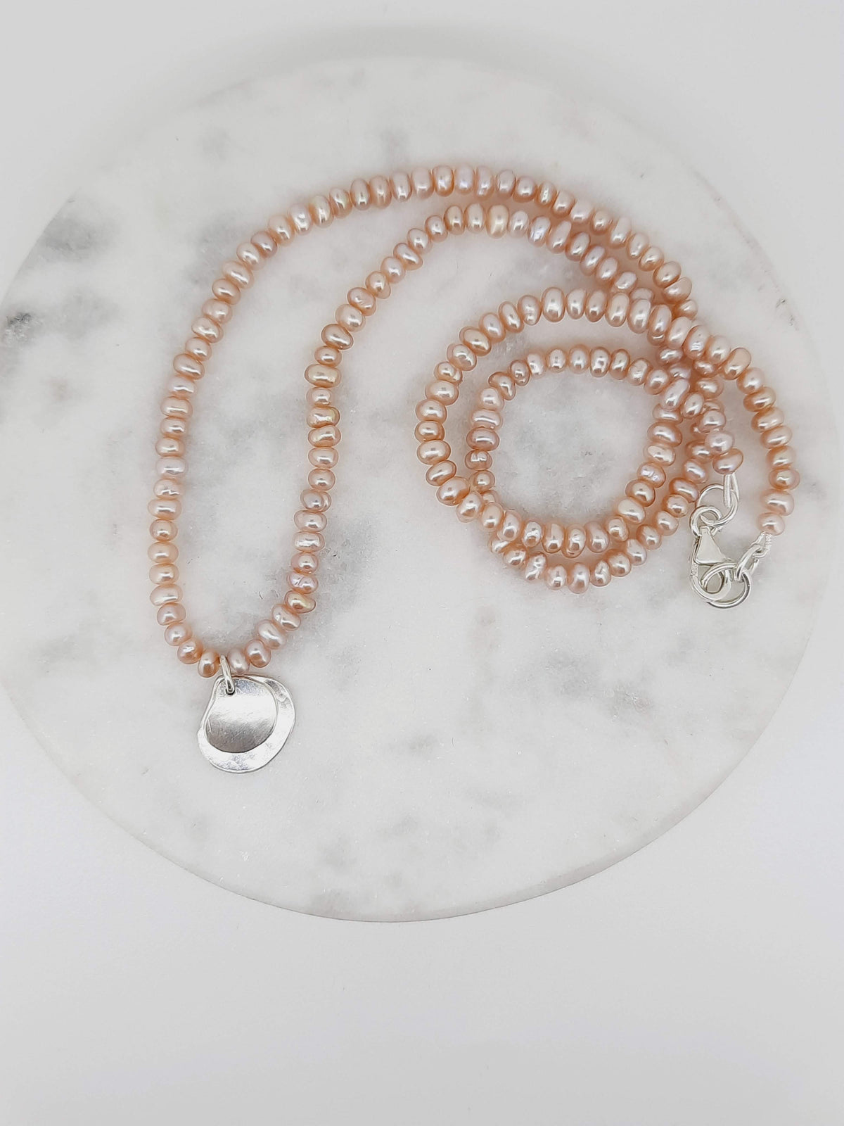 NAOMI SCHWARTZ | MINI COCKLE NECKLACE WITH PINK FRESHWATER PEARLS