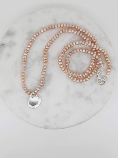 NAOMI SCHWARTZ | MINI COCKLE NECKLACE WITH PINK FRESHWATER PEARLS