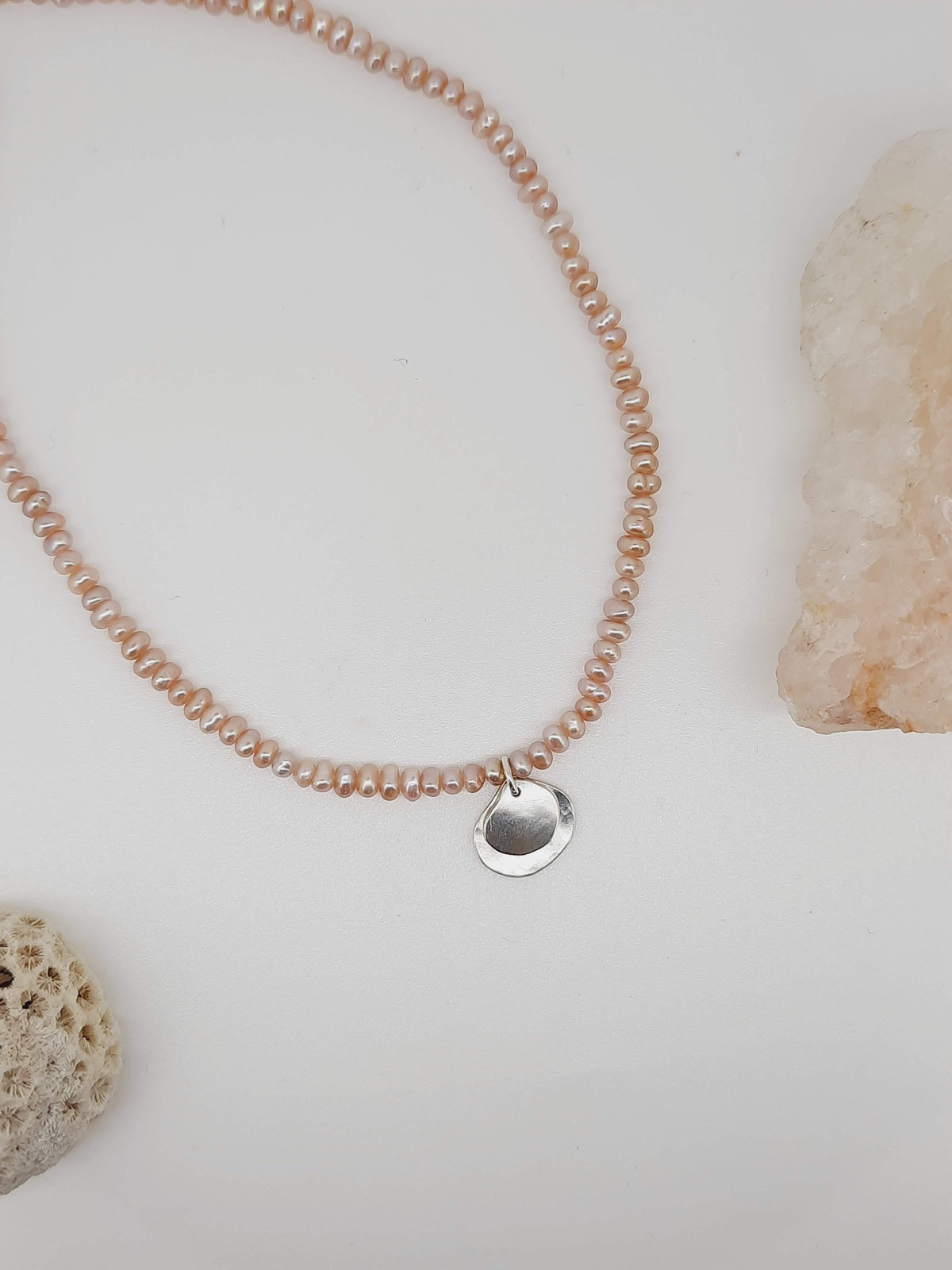 NAOMI SCHWARTZ | MINI COCKLE NECKLACE WITH PINK FRESHWATER PEARLS
