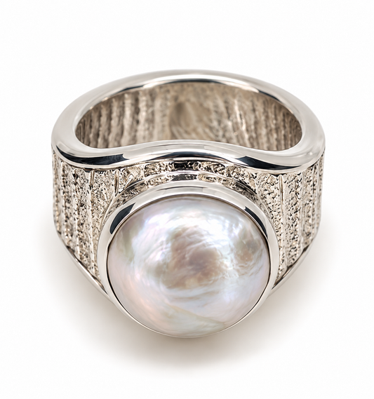 DAN VON SCHUTT | CUTTLEFISH CAST RING WITH WHITE MABE PEARL